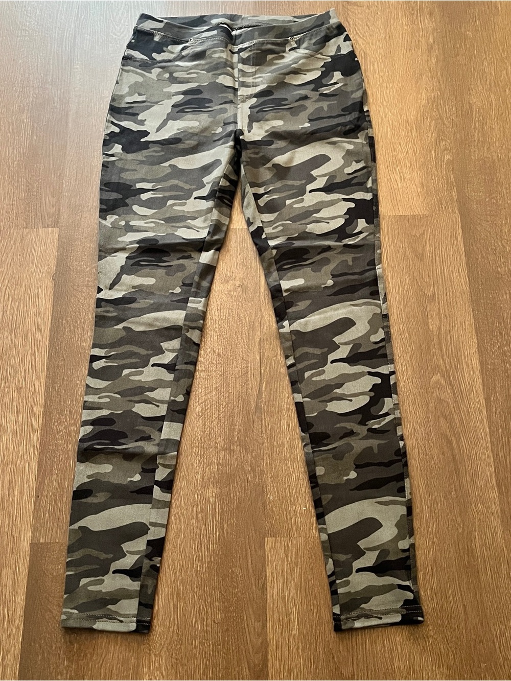 Lildy Olive Camouflage Printed Jeggings | Sz S-M (Pics not showing really Olive)